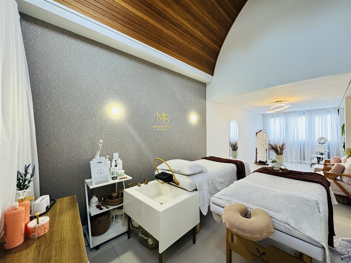 Sala de atendimento facial com duas macas