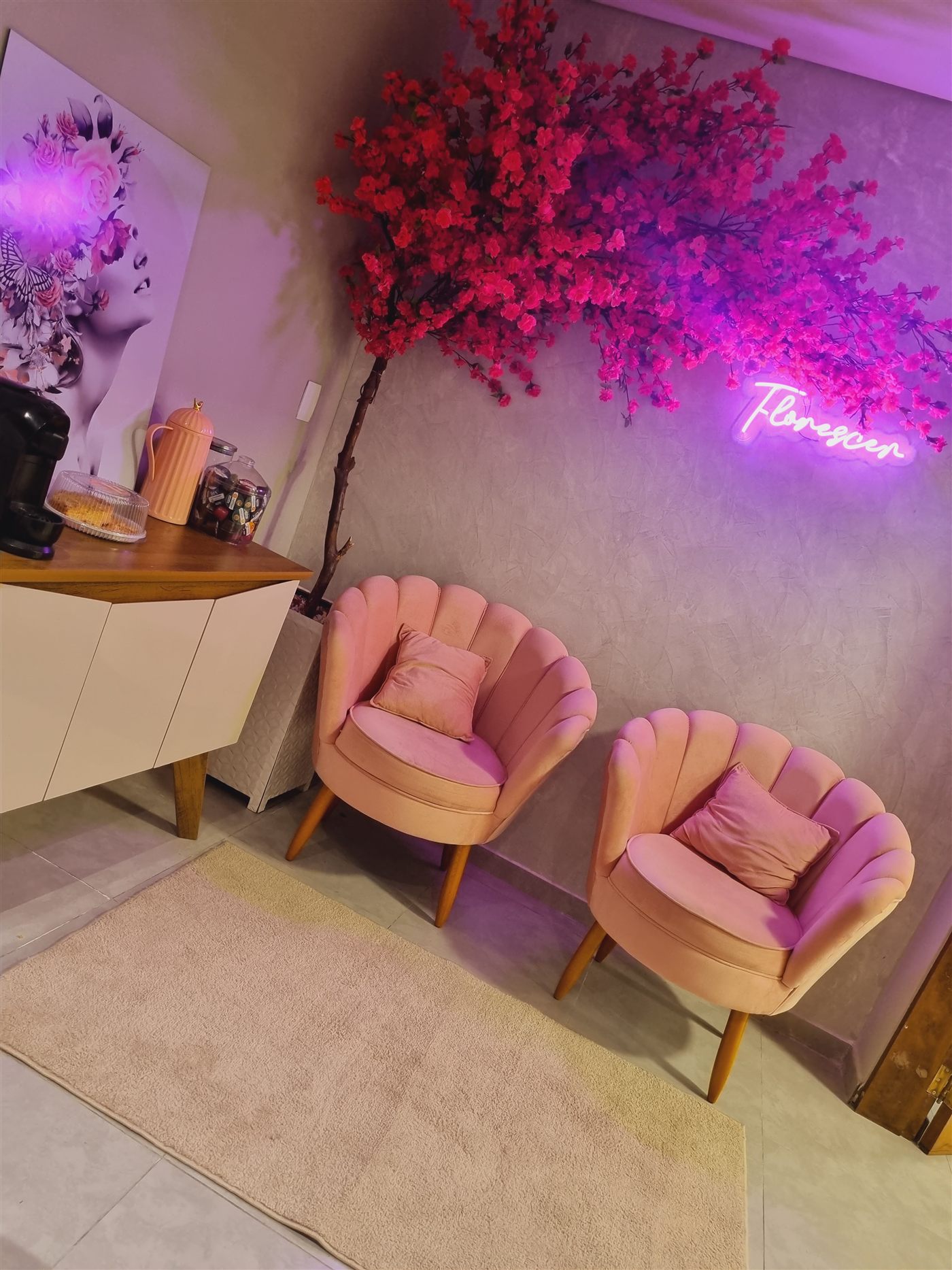 Cantinho de espera com poltronas rosa e neon