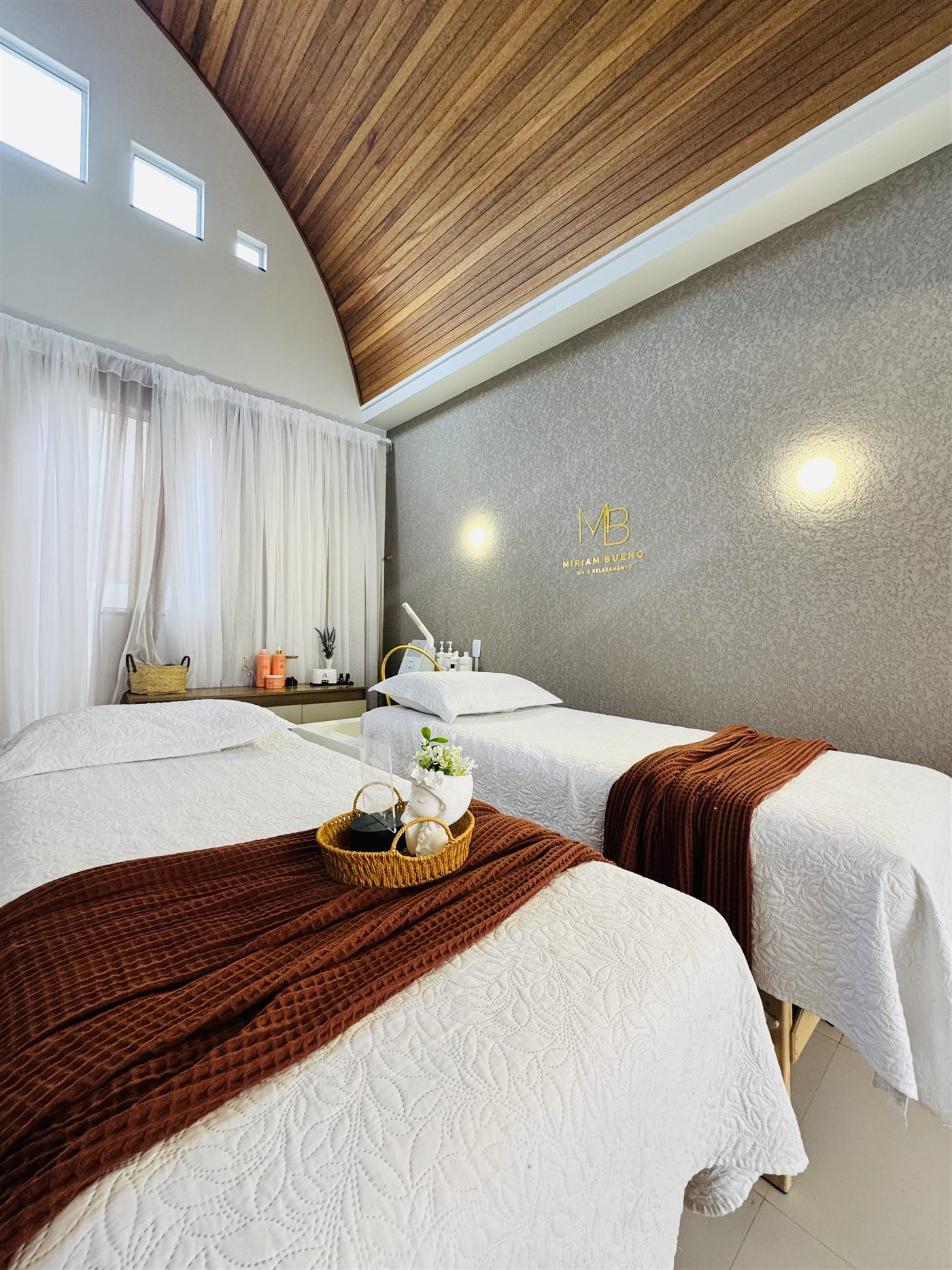 Sala dupla de massagem com teto de madeira
