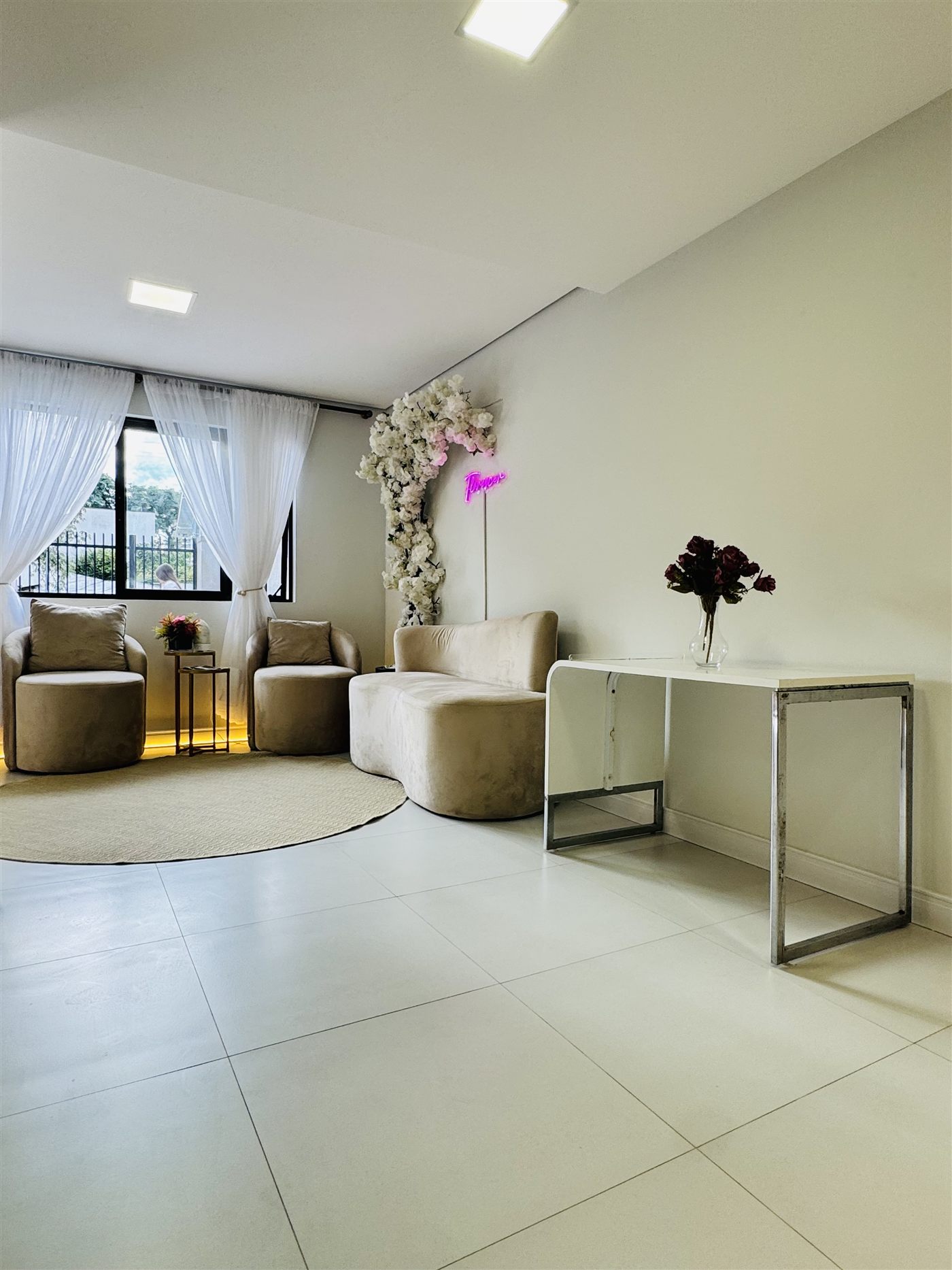 Recepção e lounge com poltronas claras