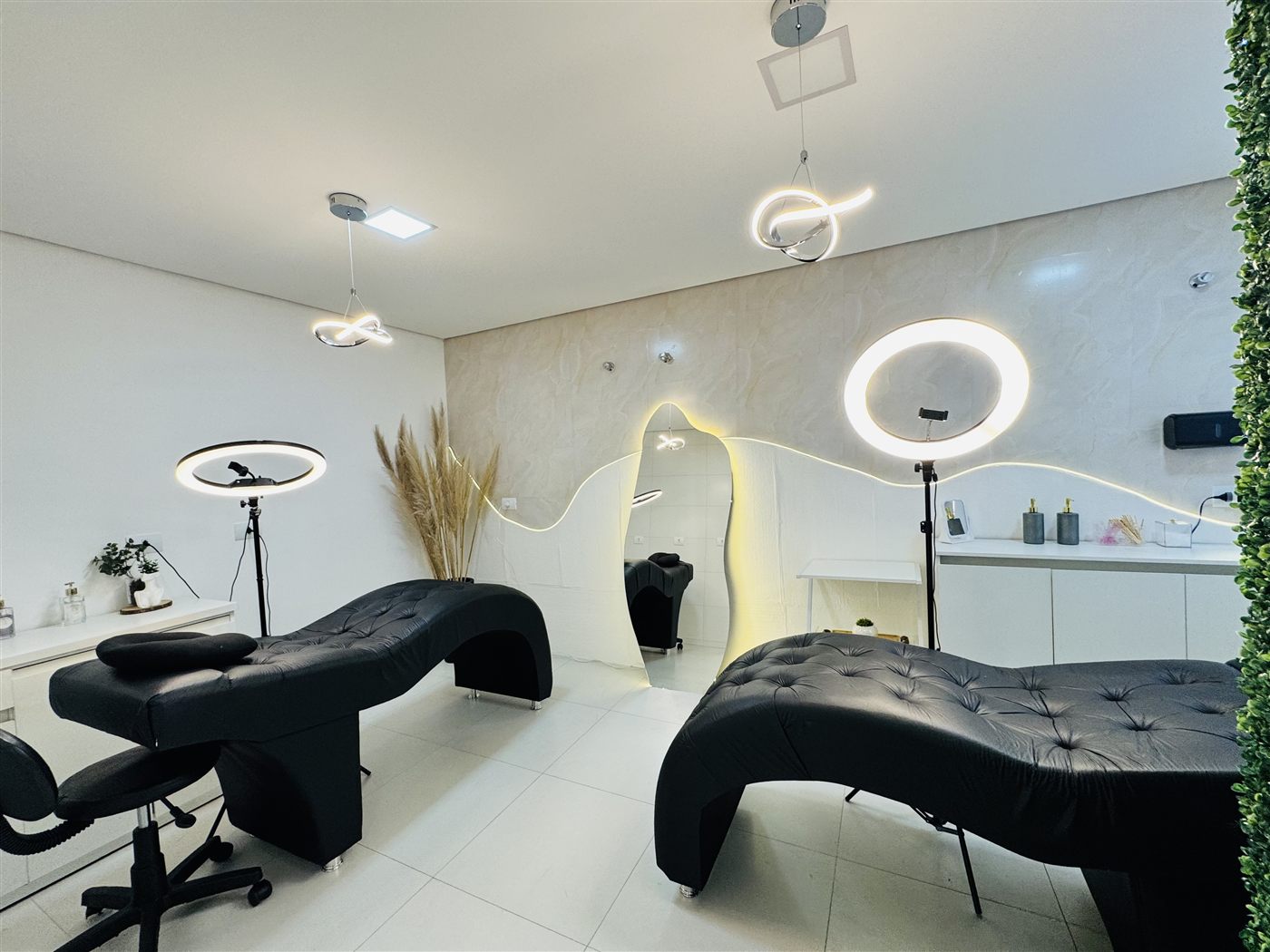 Sala de procedimentos com duas macas e ring lights